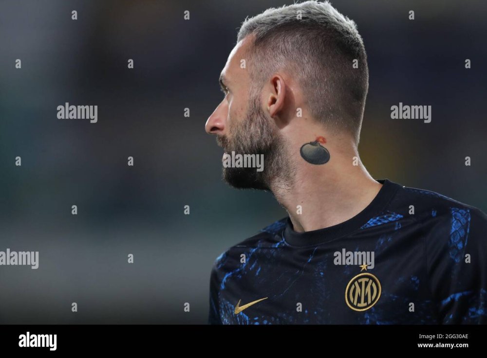 verona-italia-27th-de-agosto-de-2021-un-tatuaje-de-una-bomba-de-tiempo-se-ve-en-el-cuello-de-marcelo-io-al-partido-de-la-serie-a-en-stadio-marcantonio-ben.thumb.jpg.f5fe2b0798578cb6e83bed31ceae42d0.jpg