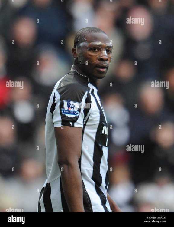 newcastle-uniteds-shola-ameobi-wears-a-face-mask-during-the-match-G45CCD.jpg